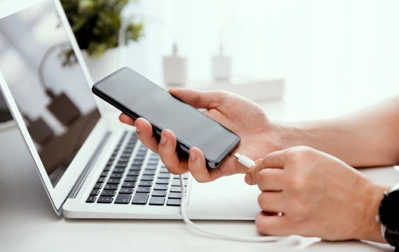 Jak prawidłowo ładować telefon, by bateria działała dłużej